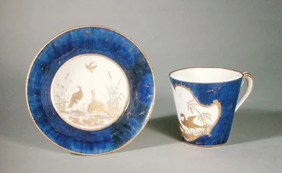 Kop en schotel versierd met vogels op een blauwe achtergrond, Vincennes werkplaats